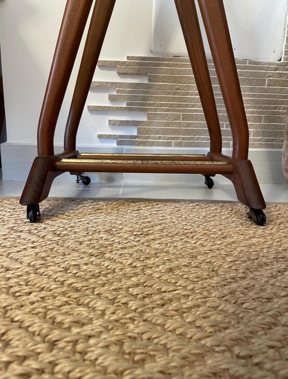base in legno e metallo del valet stand vintage Fratelli Reguitti con ruote su pavimento intrecciato