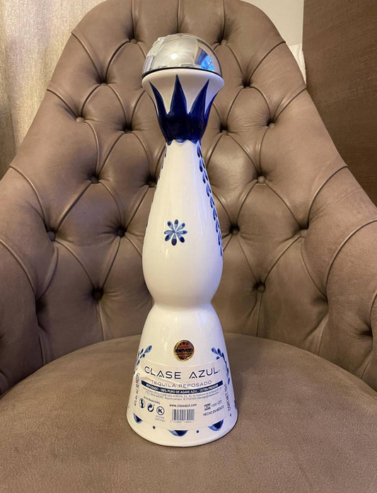 Bottiglia Clase Azul Reposado in ceramica dipinta a mano con dettagli blu su bianco, decorativa e da collezione