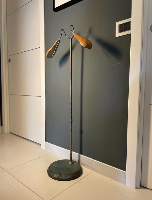 Attaccapanni vintage industriale minimalista in ferro con ganci in legno, design italiano elegante e stabile.