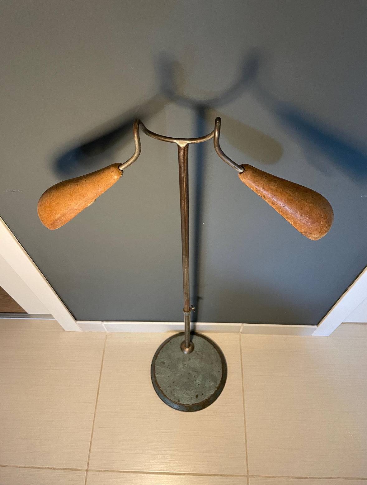 Attaccapanni vintage industriale con struttura in ferro e ganci in legno realizzato in Italia