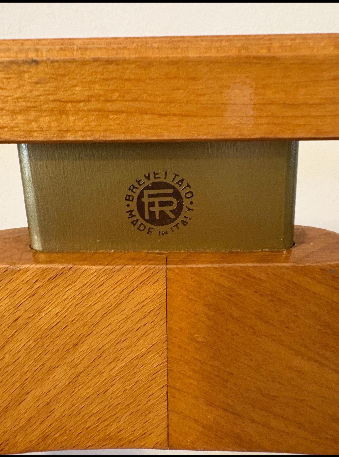Dettaglio del logo Fratelli Reguitti su stand porta abiti vintage in legno made in Italy