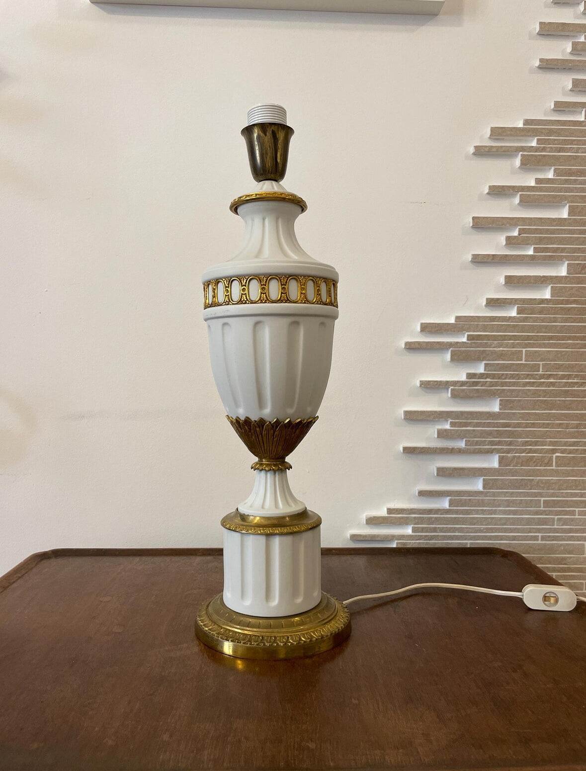 Lampada da tavolo elegante in ceramica bianca e ottone dal design classico vintage su base in ottone dorato