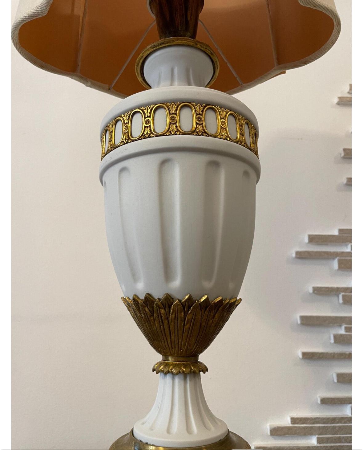 Lampada da tavolo elegante in ceramica bianca e ottone dorato con design classico vintage a forma di urna