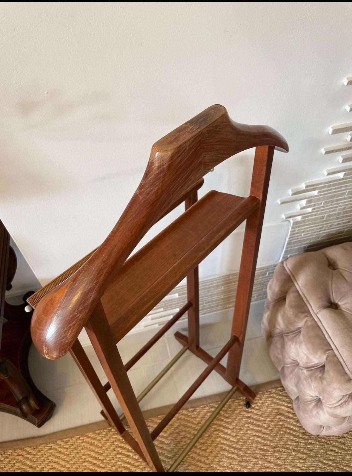 appendiabiti vintage in legno stile italiano su stand valet elegante e funzionale