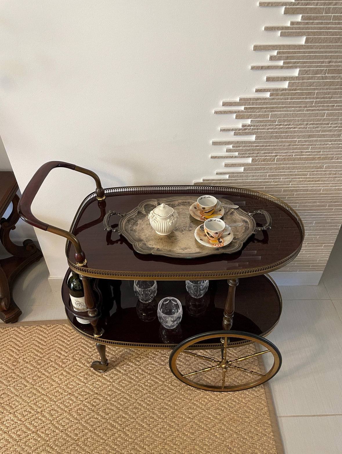 carrello bar vintage in ottone dorato italiano con ruote grandi e ripiani in legno lucido stile Hollywood Regency anni 50