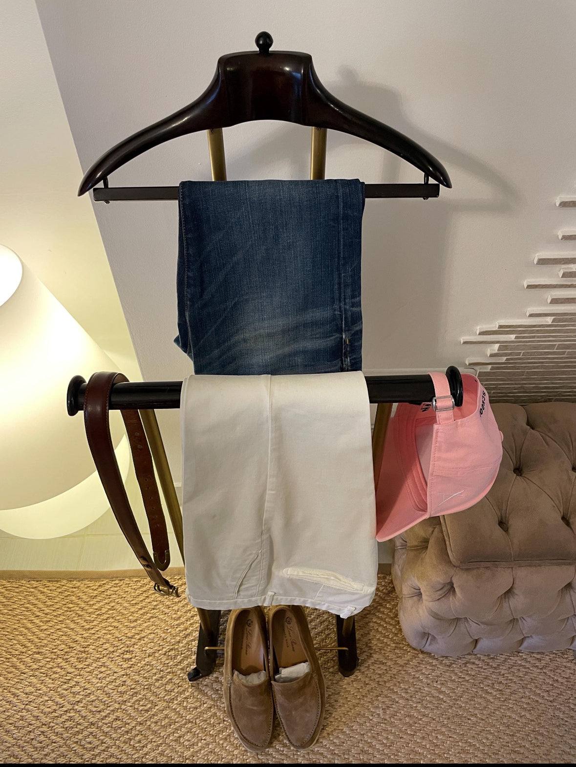 appendiabiti mid century rustic in legno vintage con pantaloni e accessori elegantemente organizzati