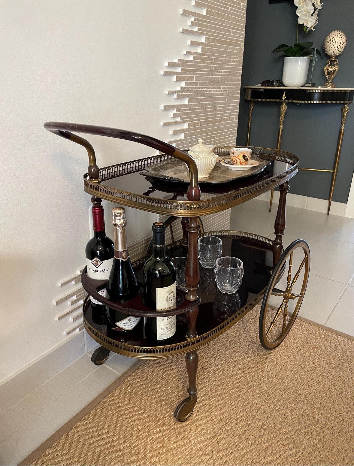 carrello bar vintage in ottone italiano con ruote grandi e pannelli in vetro, stile Hollywood Regency anni '50