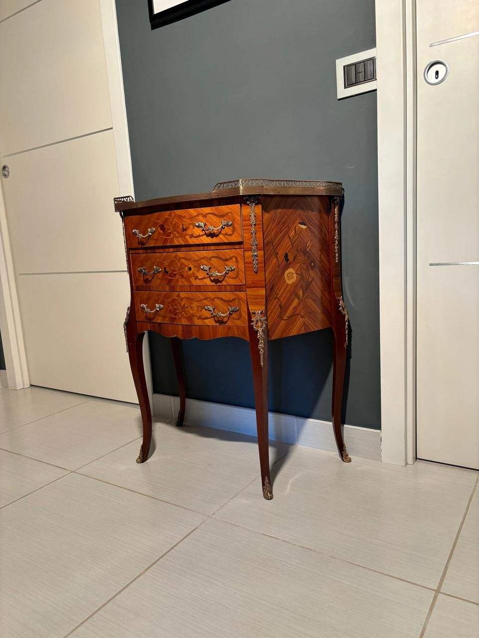 Tavolino vintage da comodino in stile francese Louis XIV con intagli barocchi e finitura antica in legno pregiato