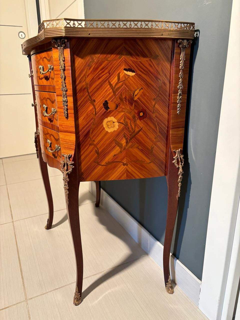 Tavolino vintage da notte in stile francese Louis XIV con intarsi floreali e gambe sottili in legno pregiato barocco italiano