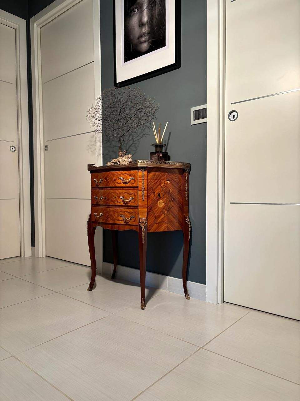 tavolino vintage da comodino francese stile Luigi XIV in legno intagliato barocco elegante di design italiano