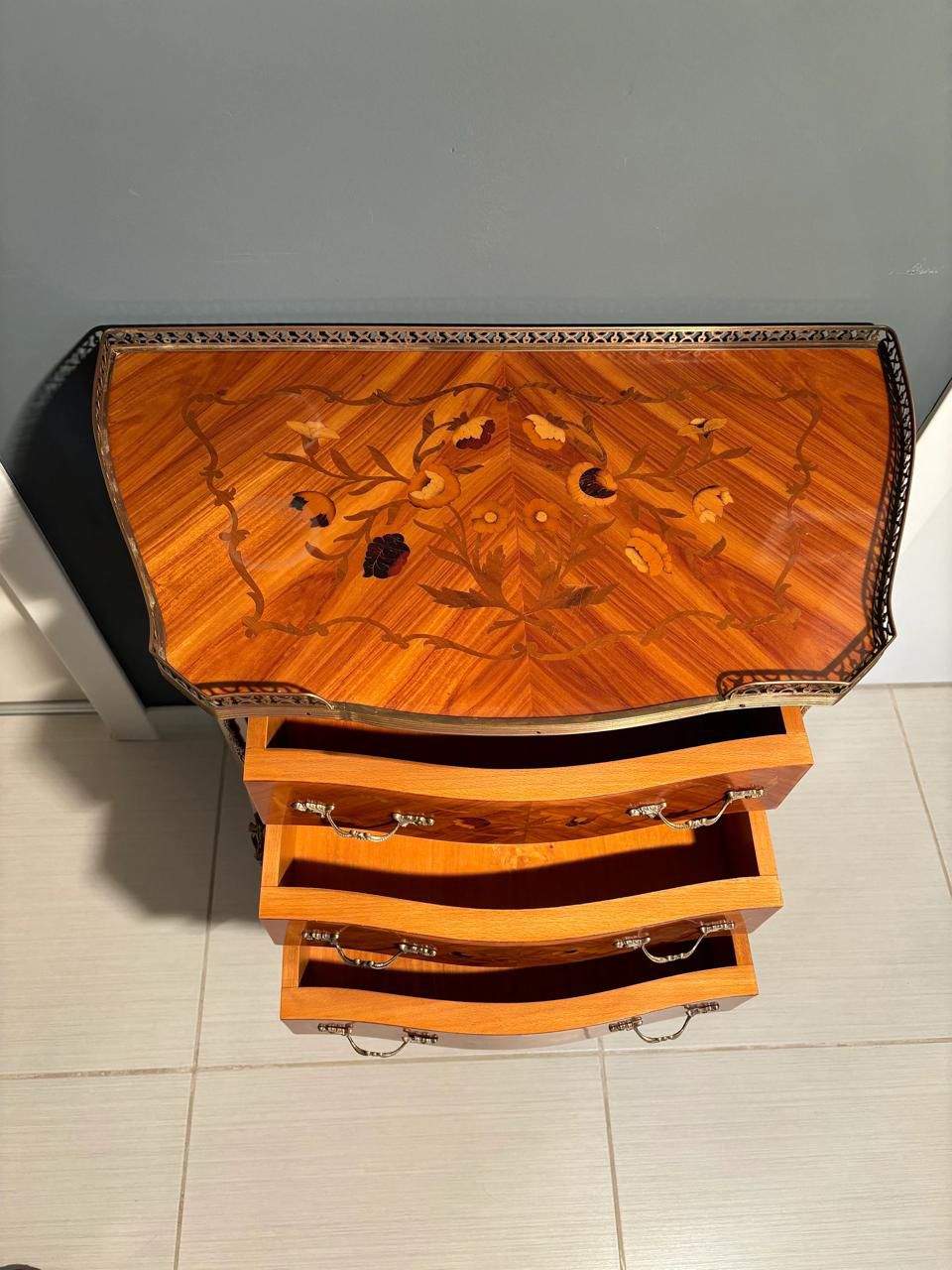 tavolino vintage da comodino in stile francese Luigi XIV con intarsi barocco e tre cassetti aperti vista dall'alto