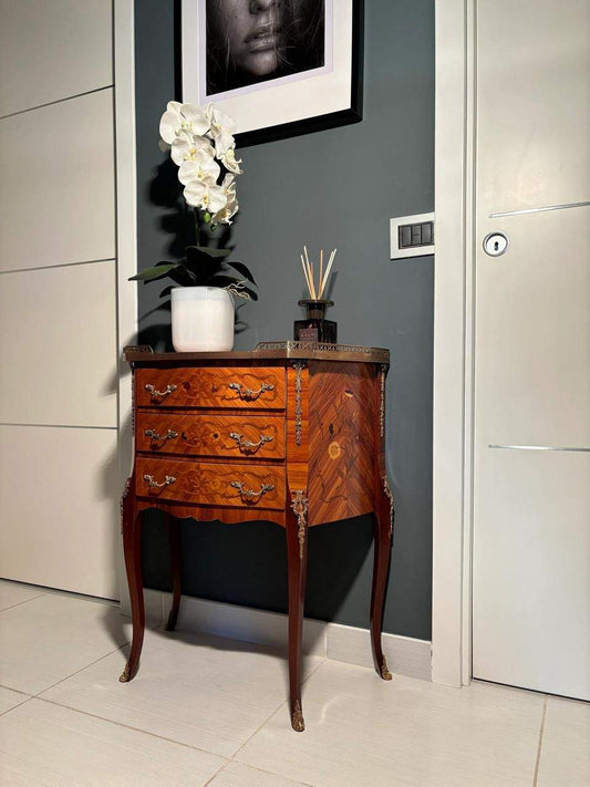 tavolino vintage francese comò comodino stile Luigi XIV legno intarsiato decorazione barocca artigianale eleganza classica camera da letto
