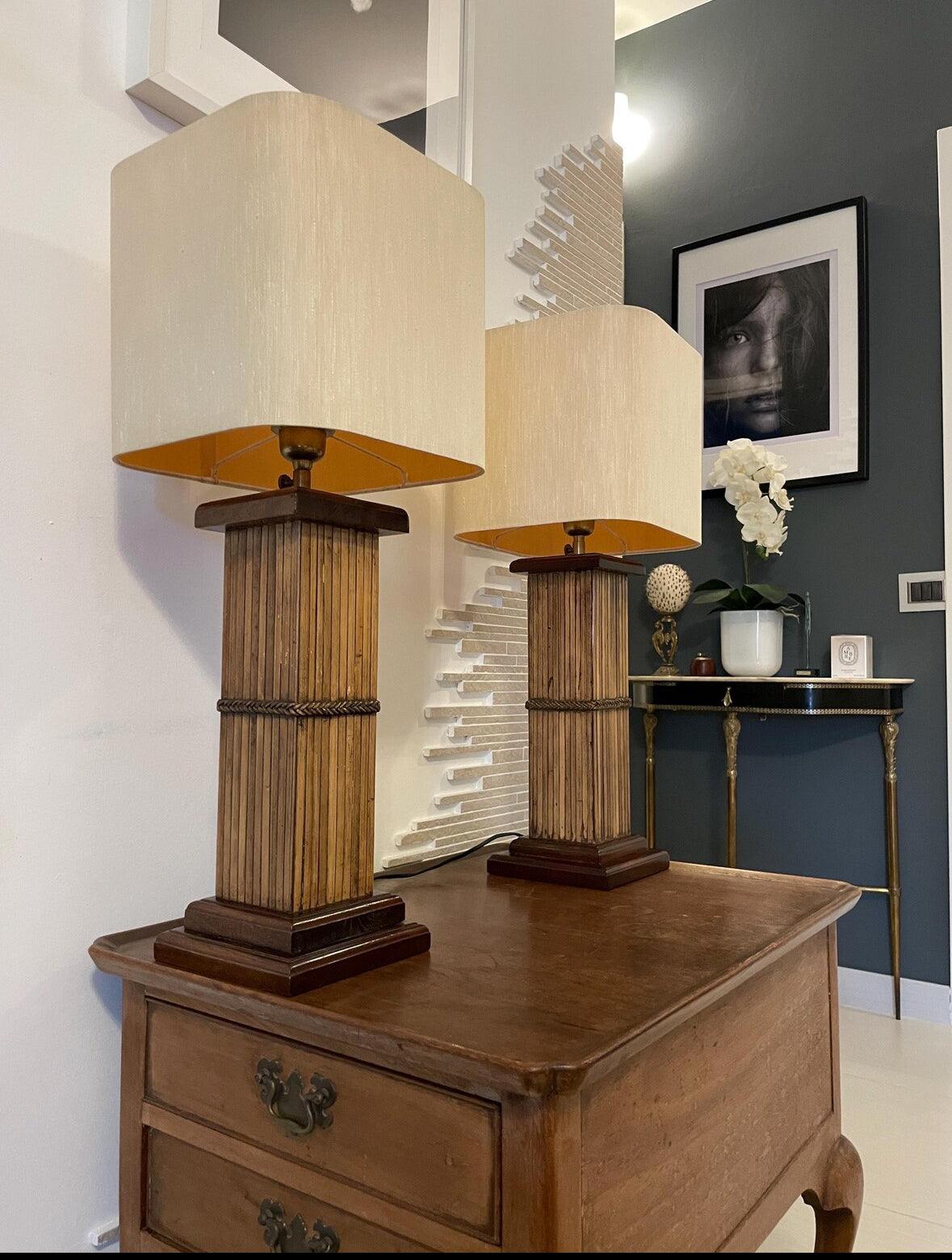 lampade da tavolo italiane vintage in legno massiccio con base regolabile e paralume beige su mobile antico in ambiente elegante