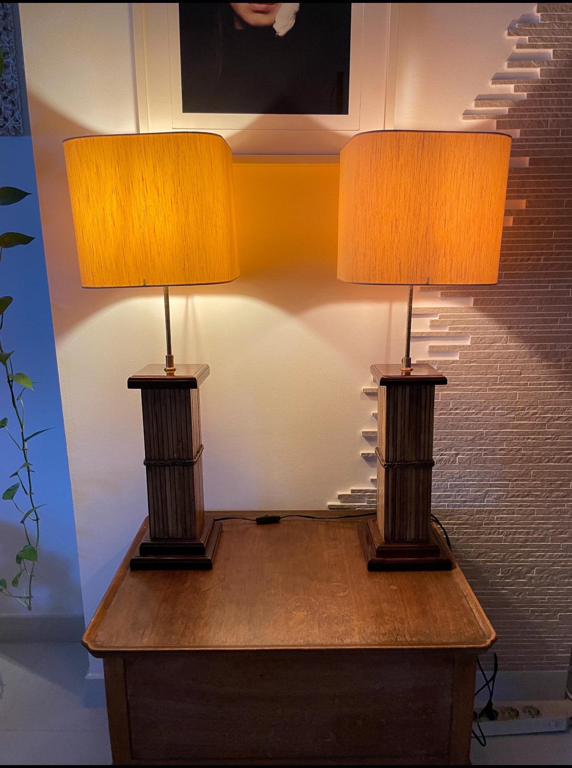 coppia di lampade da tavolo vintage italiane in legno massello con struttura regolabile e design anni '70 elegante e minimalista