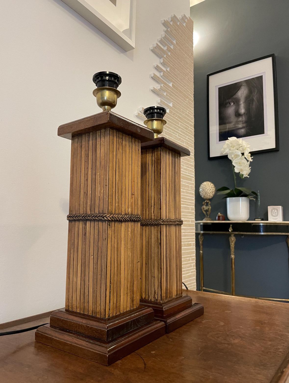 coppia di lampade da tavolo vintage italiane in legno massello con design elegante e altezza regolabile senza paralume