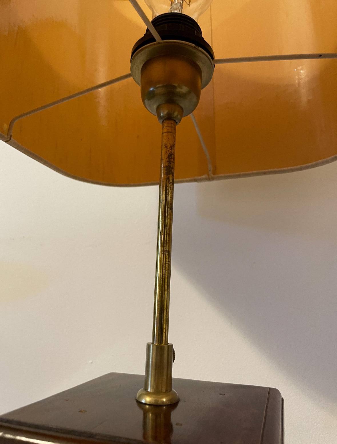 lampada da tavolo vintage italiana in ottone con base in legno e paralume regolabile design anni '70