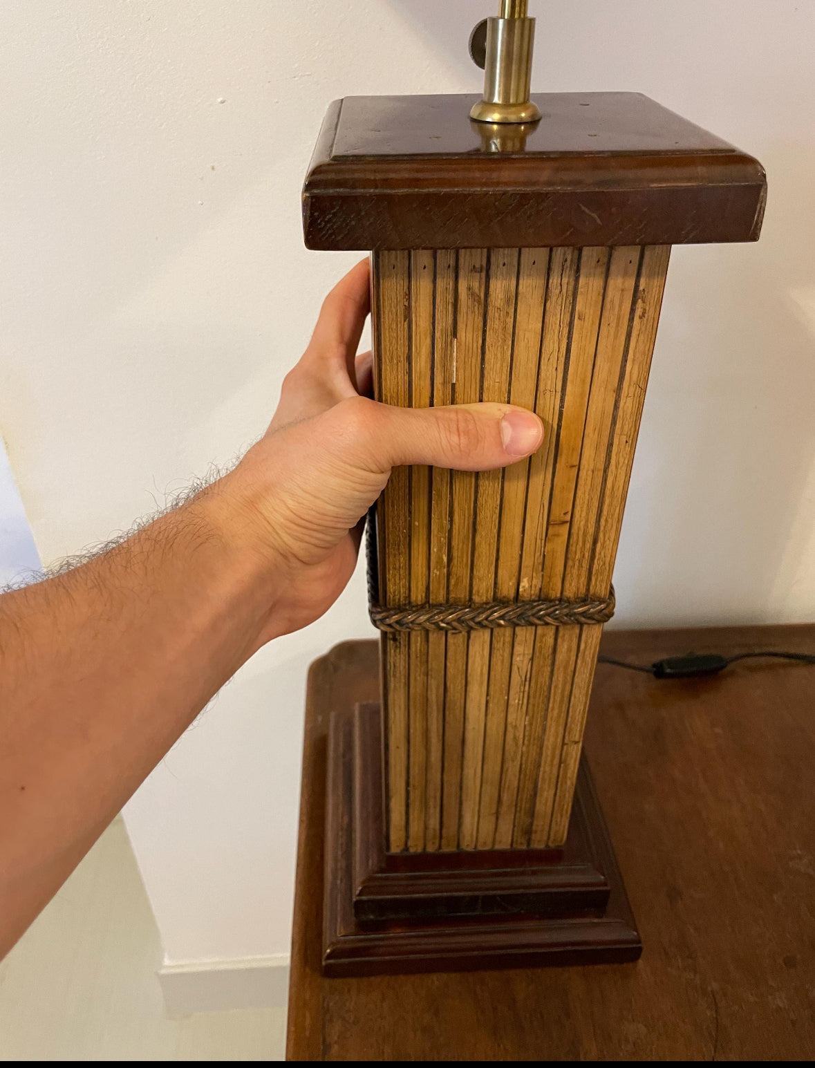 lampada da tavolo vintage italiana in legno massiccio con finitura lucida e design minimale regolabile