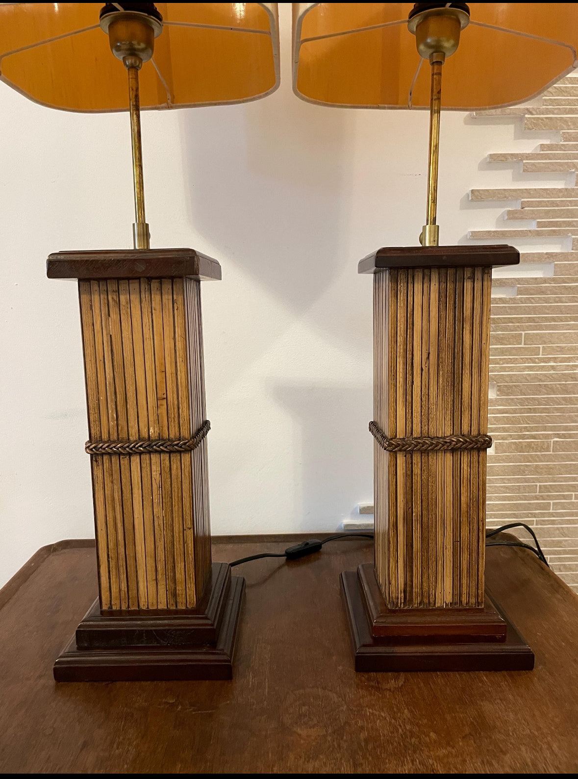 coppia di lampade da tavolo vintage italiane in legno con base rettangolare e struttura regolabile elegante design anni '70