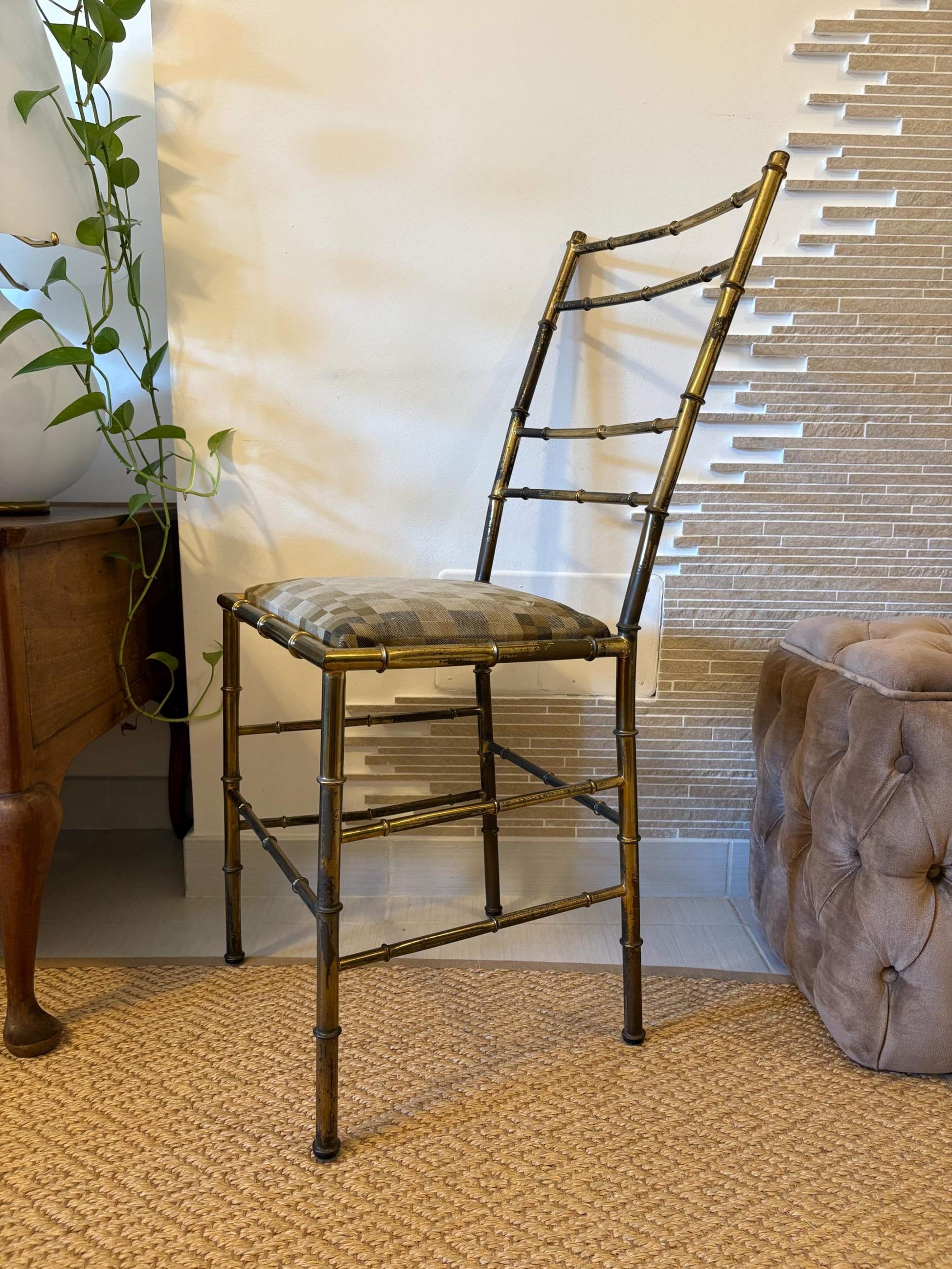 Set da bar Hollywood Regency in ottone con tavolo pieghevole e sedia vintage in stile mid-century italiano
