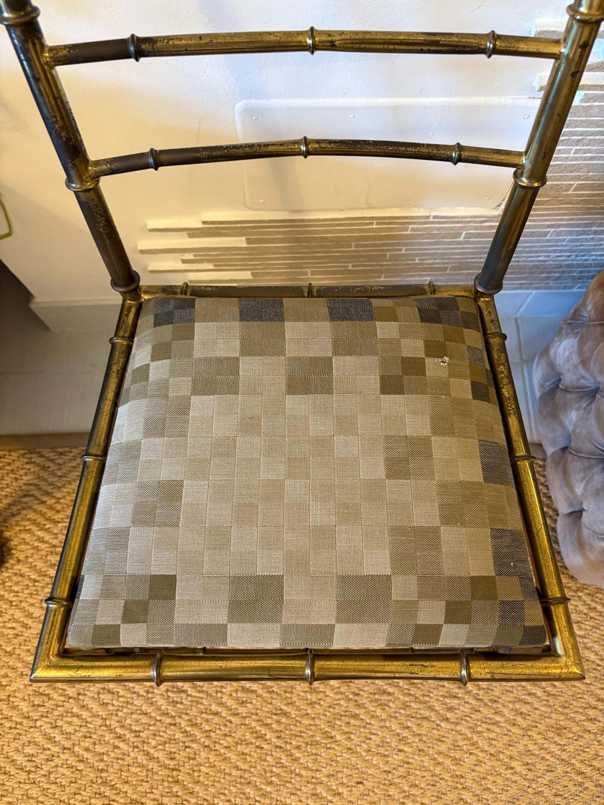 Sedia vintage Hollywood Regency in ottone con seduta geometrica in tessuto abbinata a tavolo pieghevole in ottone e vetro fumé stile mid-century italiano