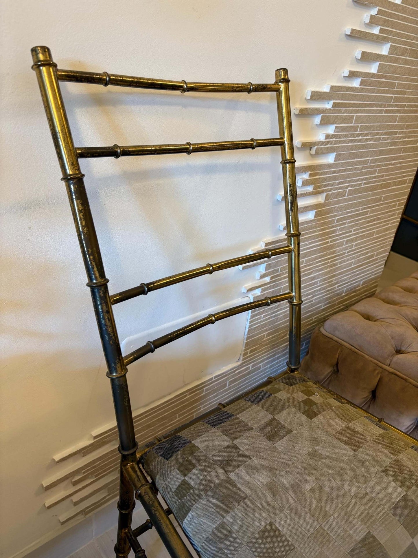 sedia pieghevole in ottone stile Hollywood Regency con seduta geometrica vintage
