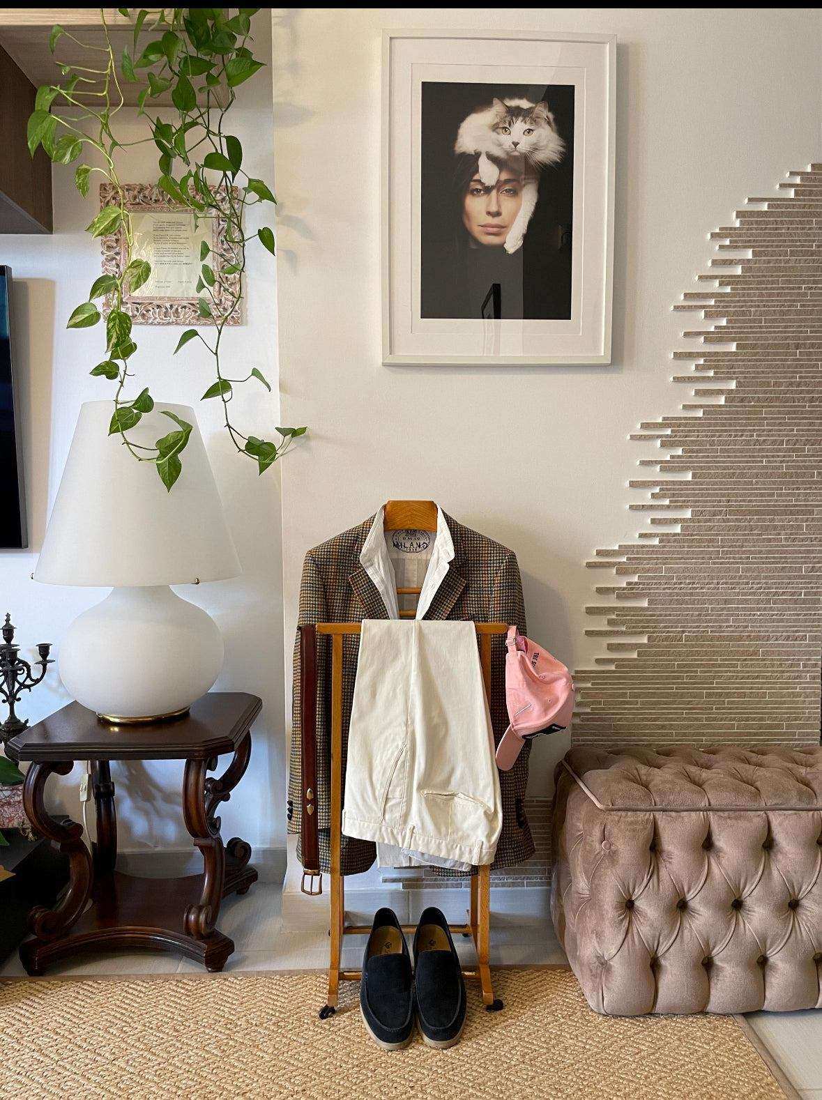 Fratelli Reguitti valet stand vintage in legno con giacca, pantaloni e accessori in interno elegante