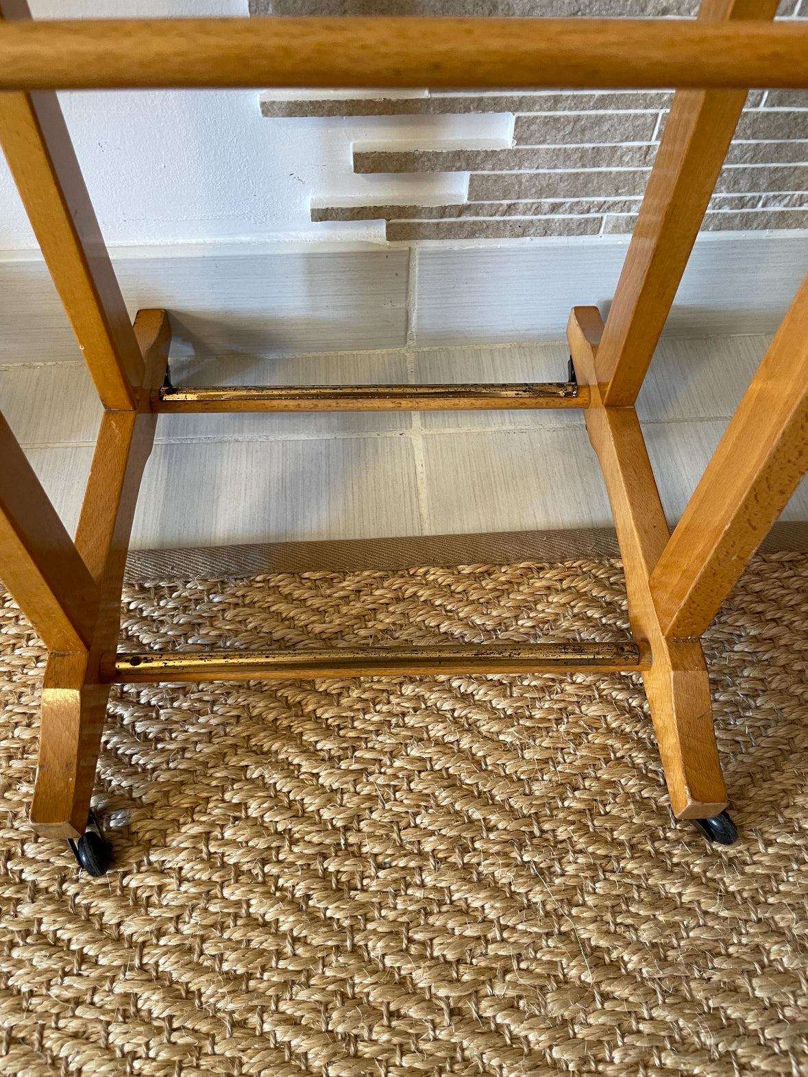 Portabiti vintage Fratelli Reguitti in legno italiano con ruote, design classico e segni di usura autentici.