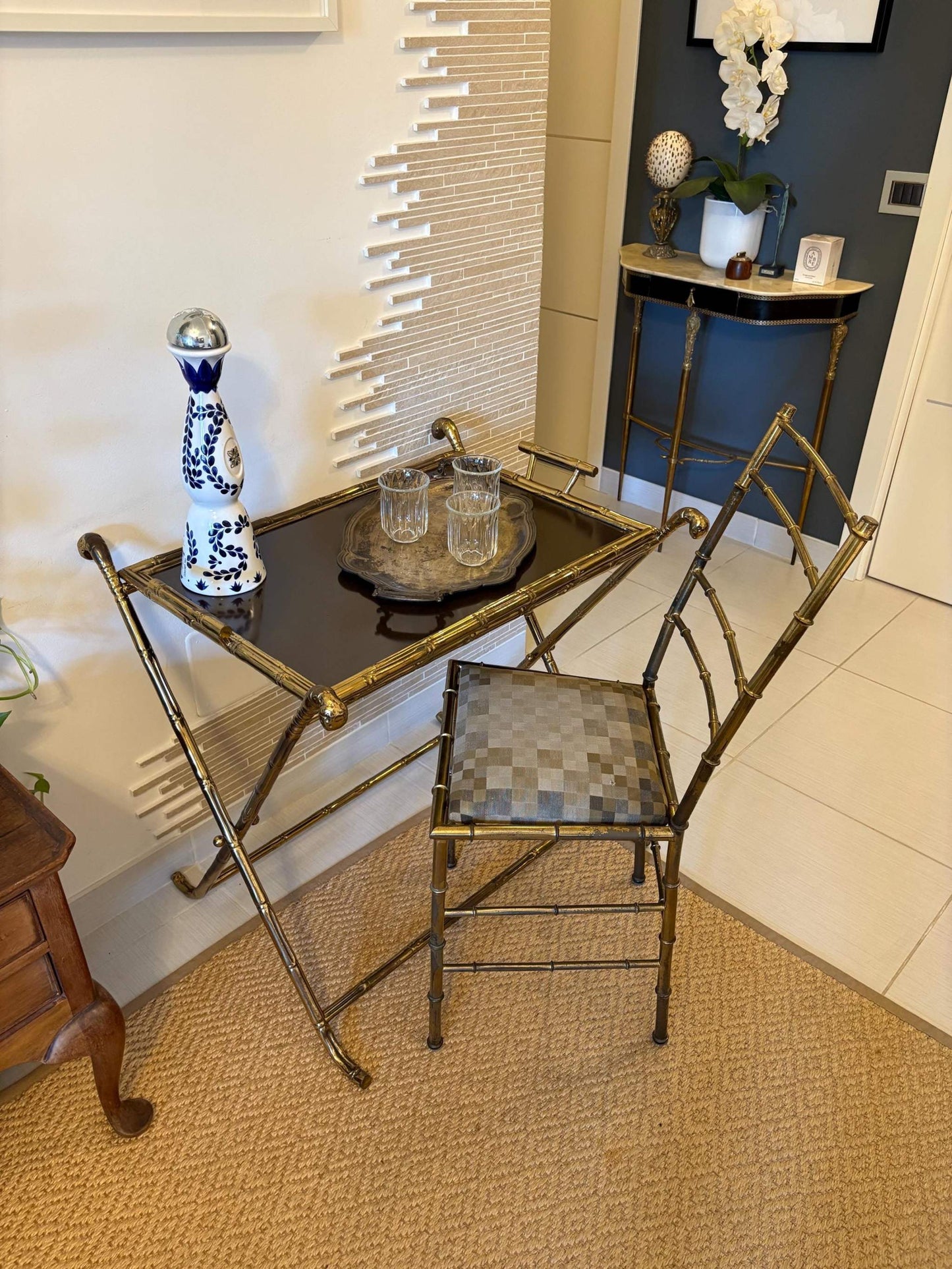 Set tavolo pieghevole e sedia in ottone Hollywood Regency con superficie in vetro fumé e seduta geometrica vintage mid-century italiana