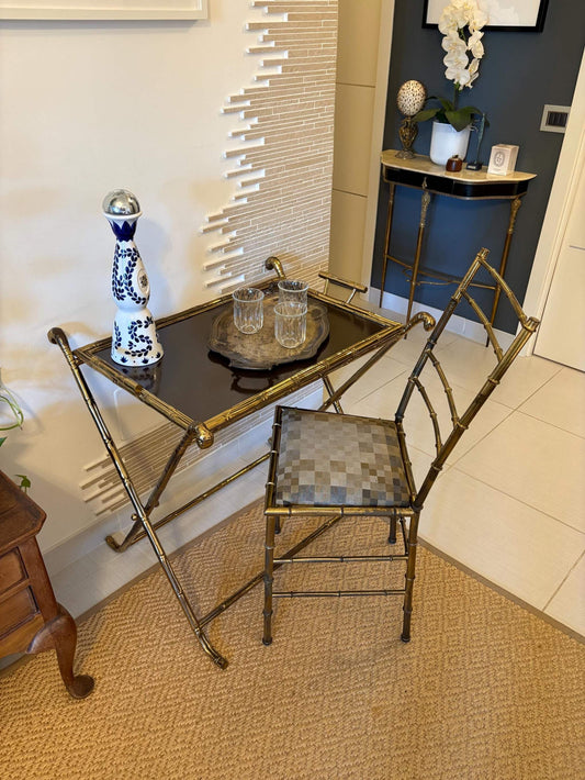 Set tavolo pieghevole e sedia in ottone Hollywood Regency con superficie in vetro fumé e seduta geometrica vintage mid-century italiana