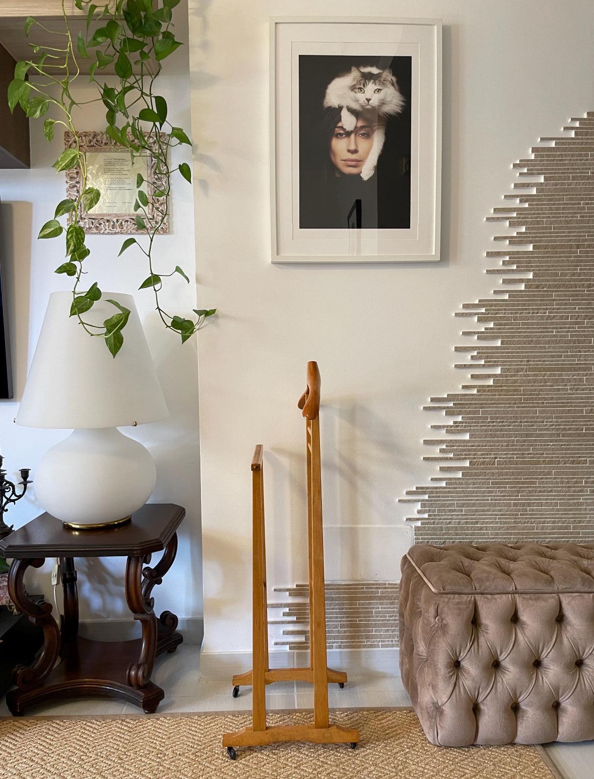 Fratelli Reguitti valet stand vintage in legno italiano per abiti e accessori con design classico e usura autentica