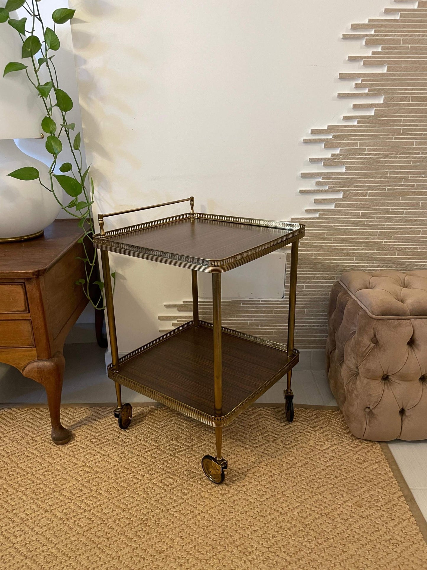 carrello vintage trolley italiano in ottone dorato con ruote pannelli in legno doppio ripiano stile mid century