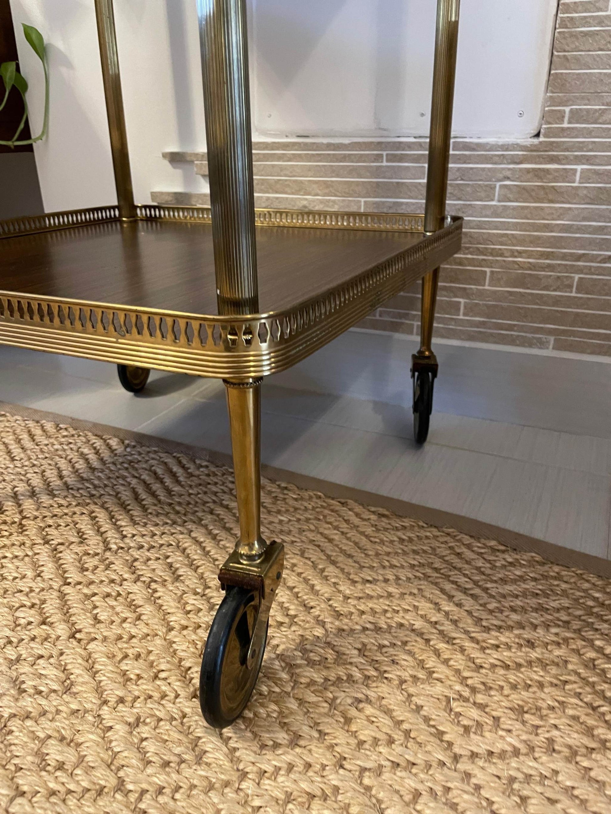 carrello vintage in ottone italiano anni 50 con ruote per bevande stile Hollywood Regency