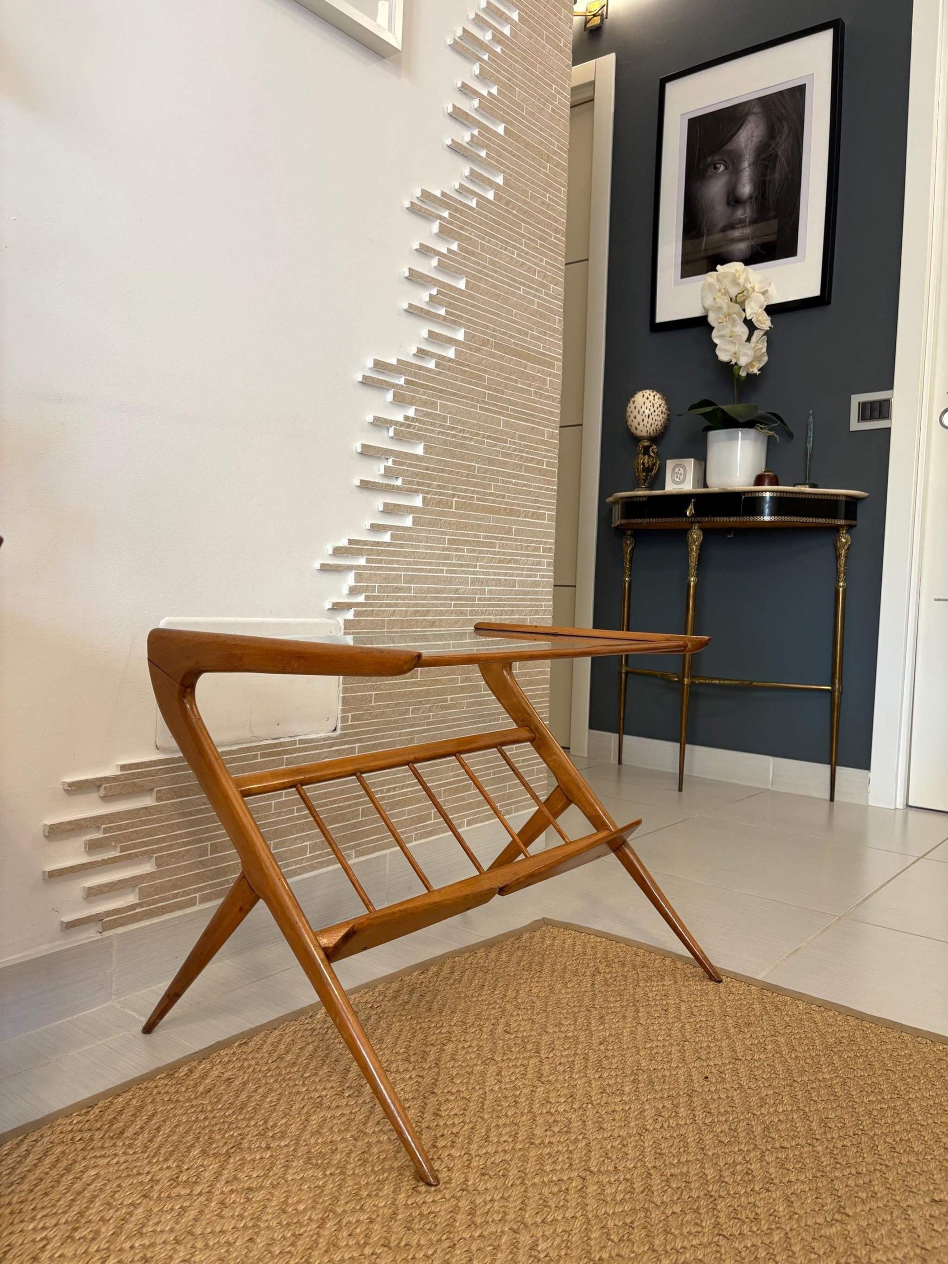 Tavolino vintage da comodino in stile italiano mid-century con ripiani per riviste e struttura in legno chiaro di design Ico Parisi