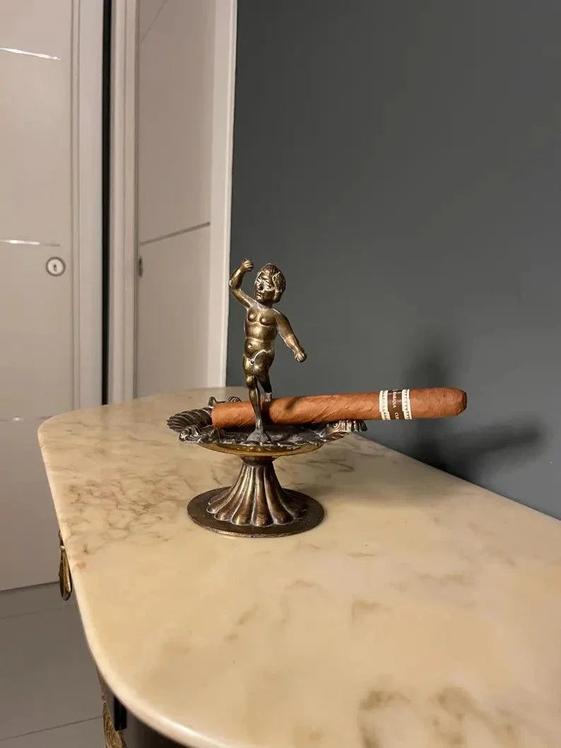 Portacenere italiano vintage in ottone con figura decorativa, stile mid-century, artigianale e raffinato.