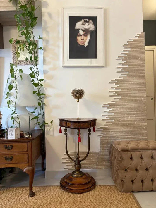 Tavolino vintage da comodino in legno con dettagli in ottone stile barocco italiano