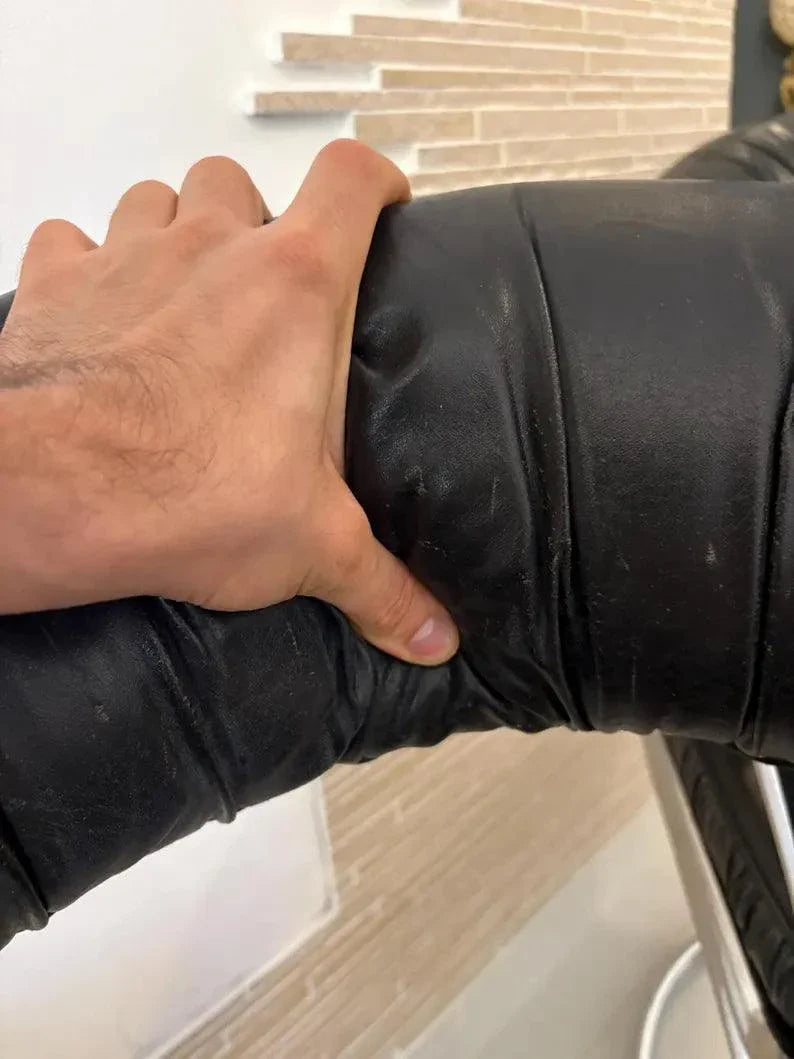 Dettaglio della pelle nera di una sedia vintage Giotto Stoppino con struttura in acciaio tubolare stile mid-century moderno Wassily.