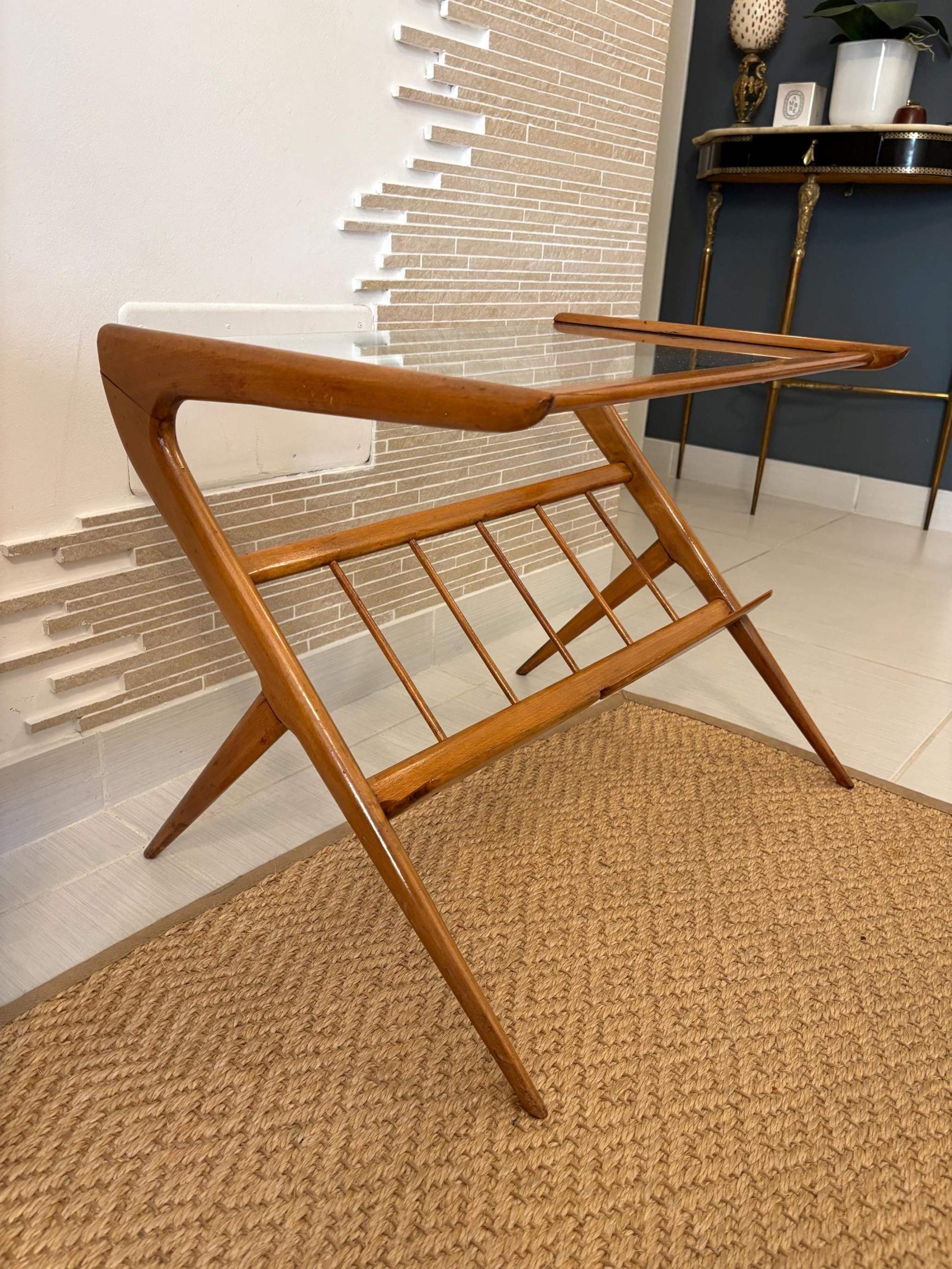tavolino vintage da letto in legno chiaro stile Ico Parisi con portariviste integrato design italiano metà secolo