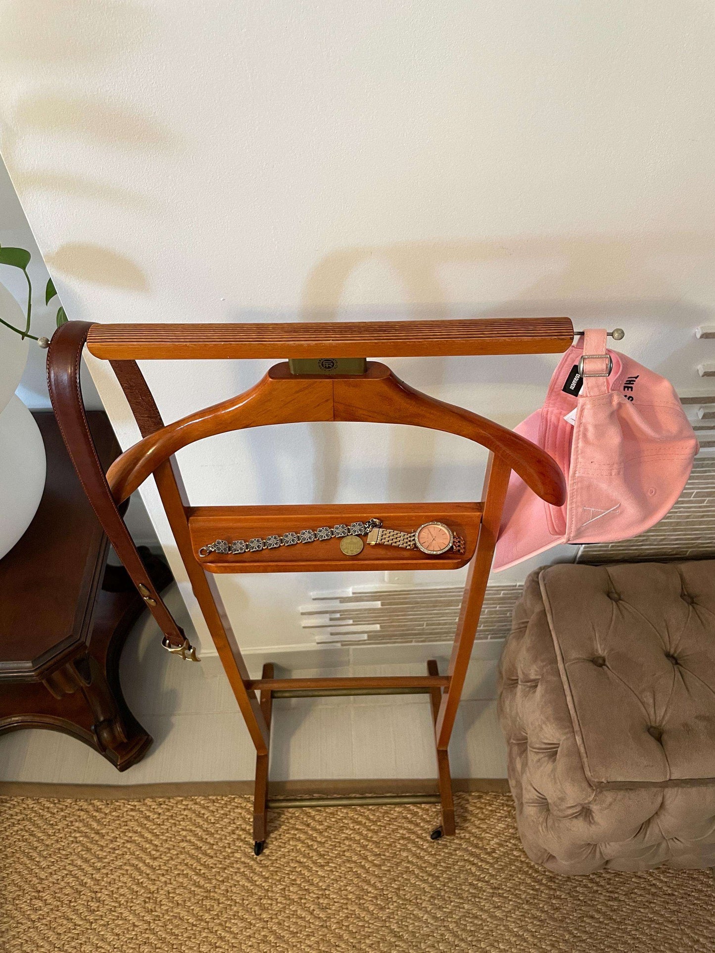 Portabiti vintage in legno Made in Italy con appendiabiti e organizer per accessori, design classico ed elegante.