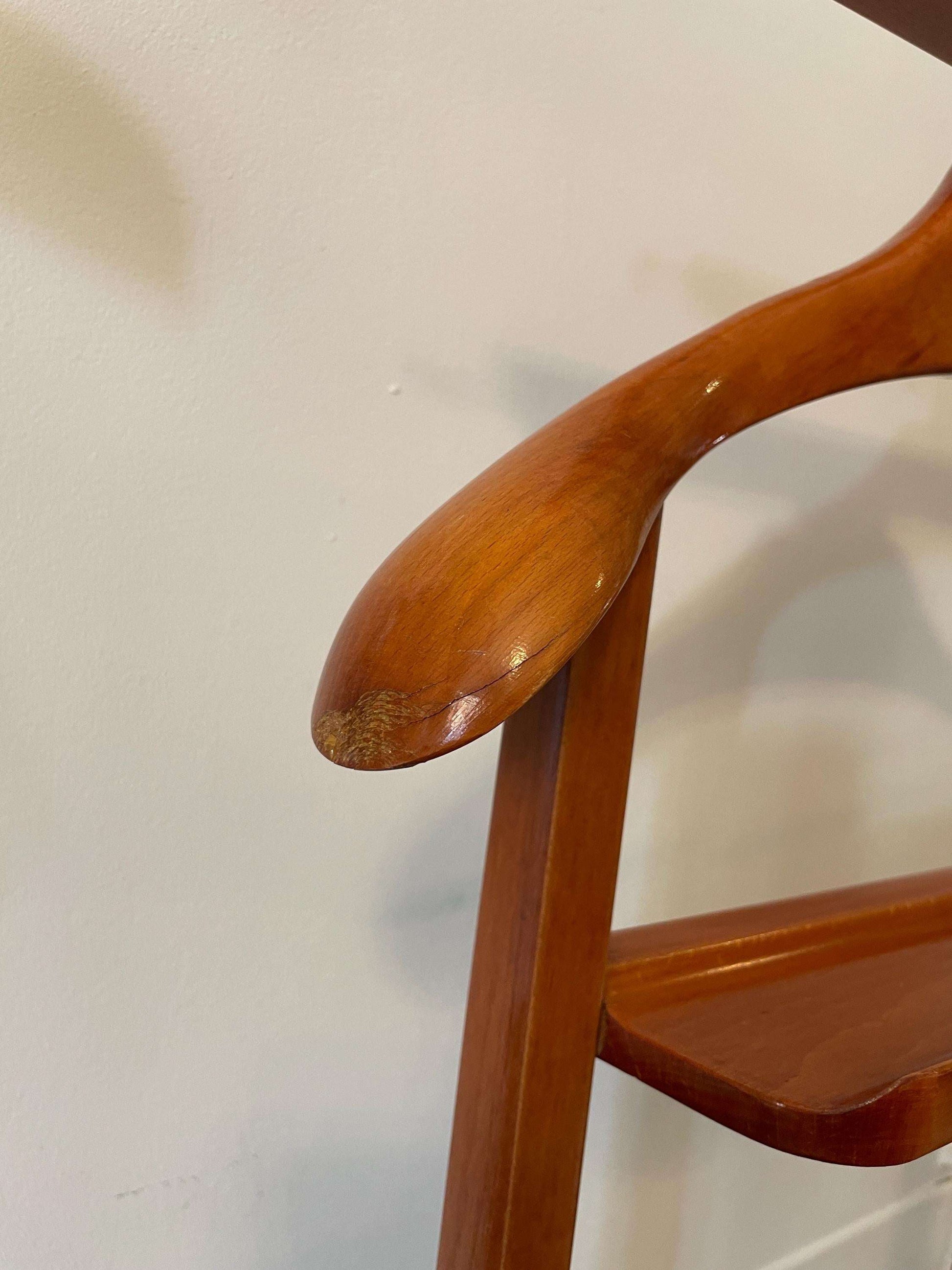 appendiabiti vintage in legno made in Italy con segni di usura design classico elegante