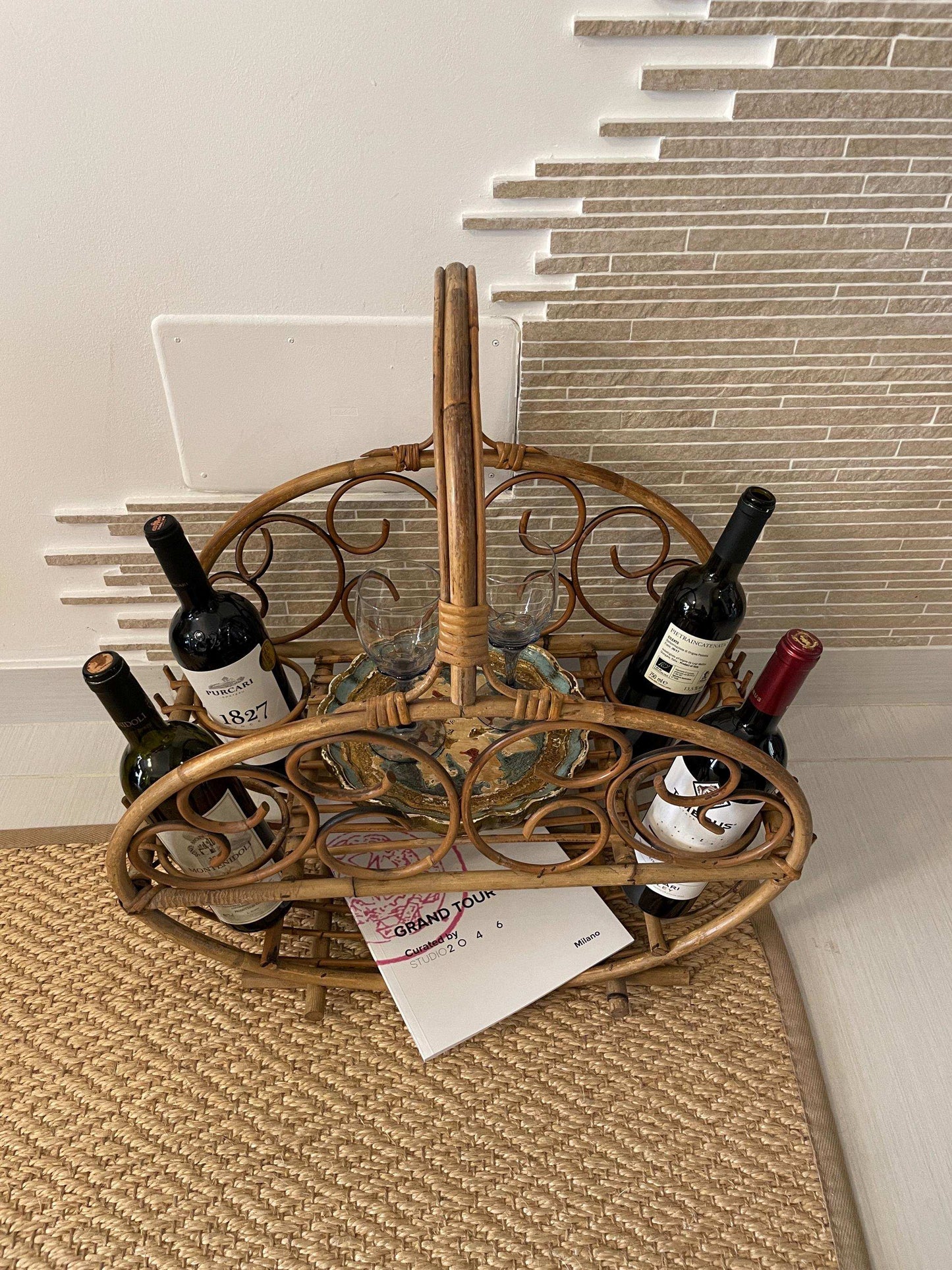 carrello vintage Hollywood regency in rattan intrecciato con divisori per bottiglie e riviste, stile anni 50, elegante e funzionale