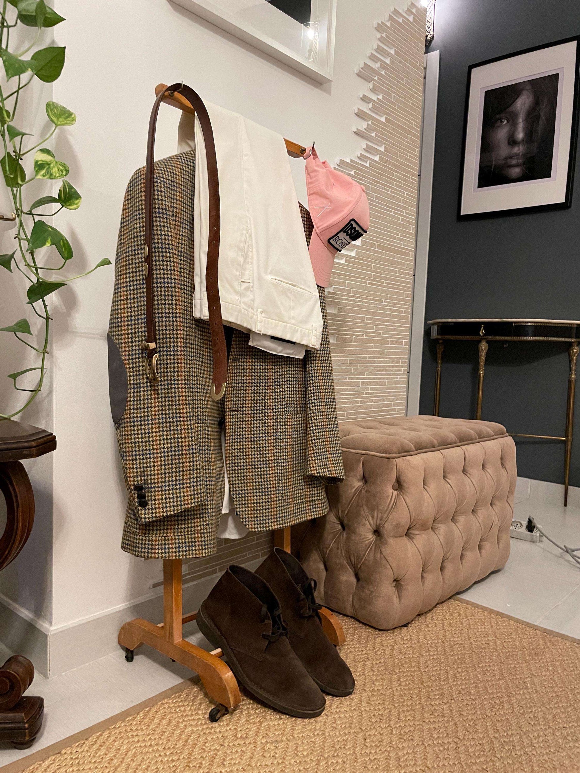 guardaroba vintage made in italy in legno con giacca, pantaloni, scarpe e cappello in ambiente elegante e rustico
