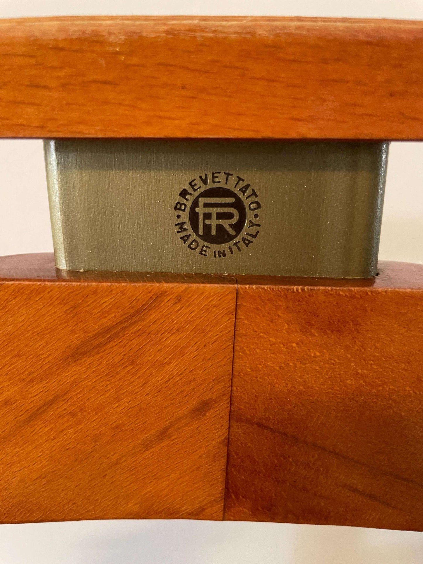 attaccapanni vintage in legno made in Italy con marchio Fratelli Reguitti per abiti e accessori
