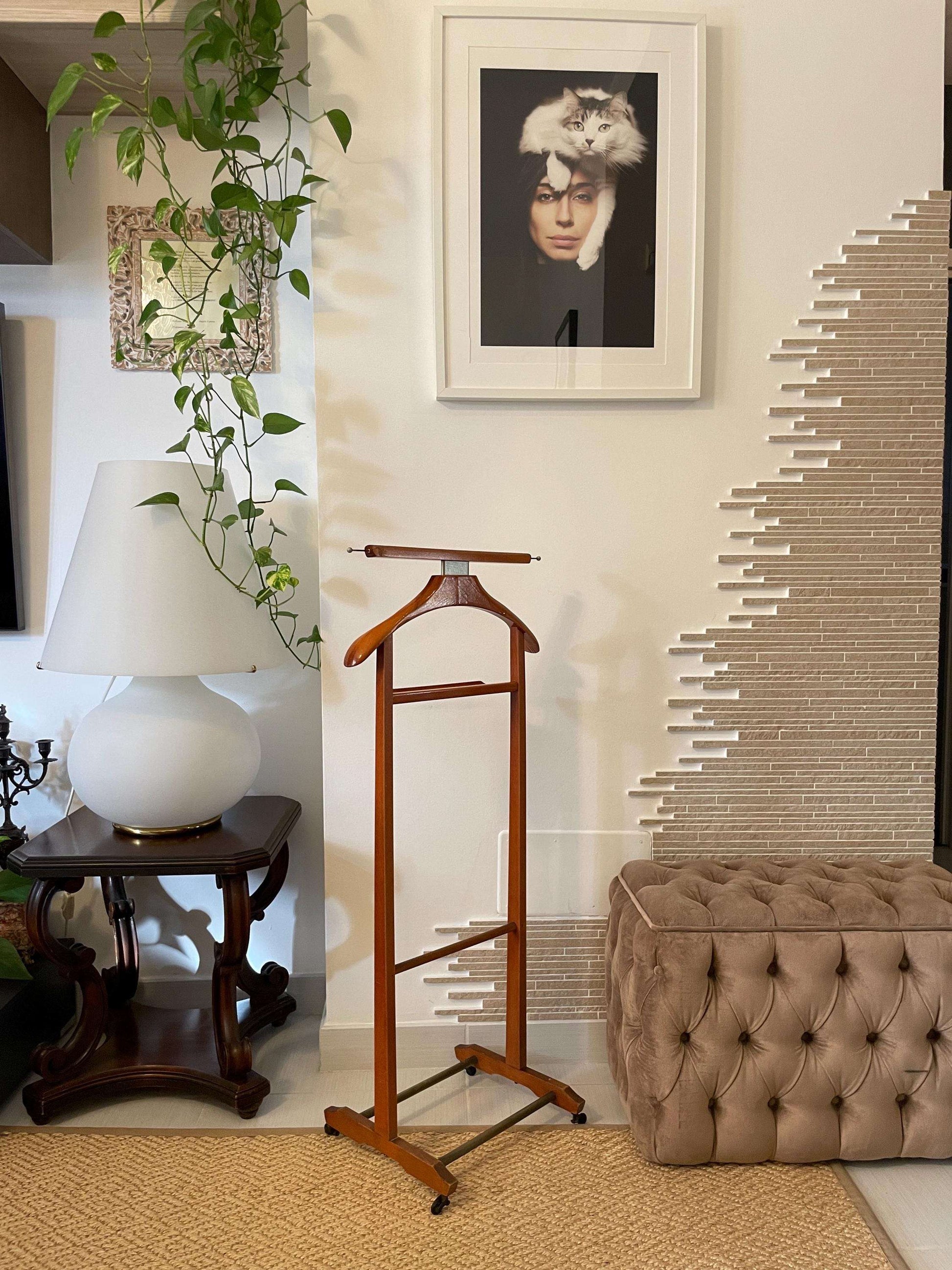 Stand valet vintage in legno Made in Italy per abiti e accessori dal design classico ed elegante