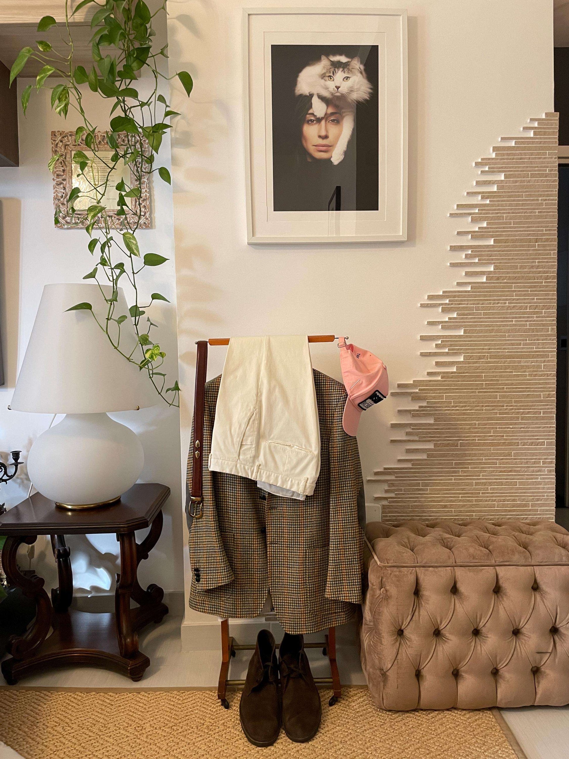 Stand vintage in legno Made in Italy per abiti con giacca, pantaloni e scarpe, design classico elegante per organizzazione uomo