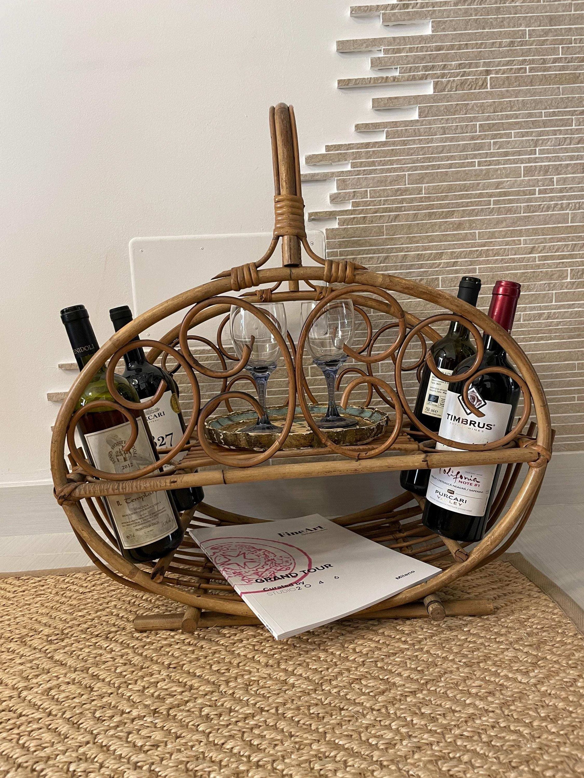 carrello vintage Hollywood regency in rattan intrecciato con portabottiglie e portagiornali design artigianale elegante