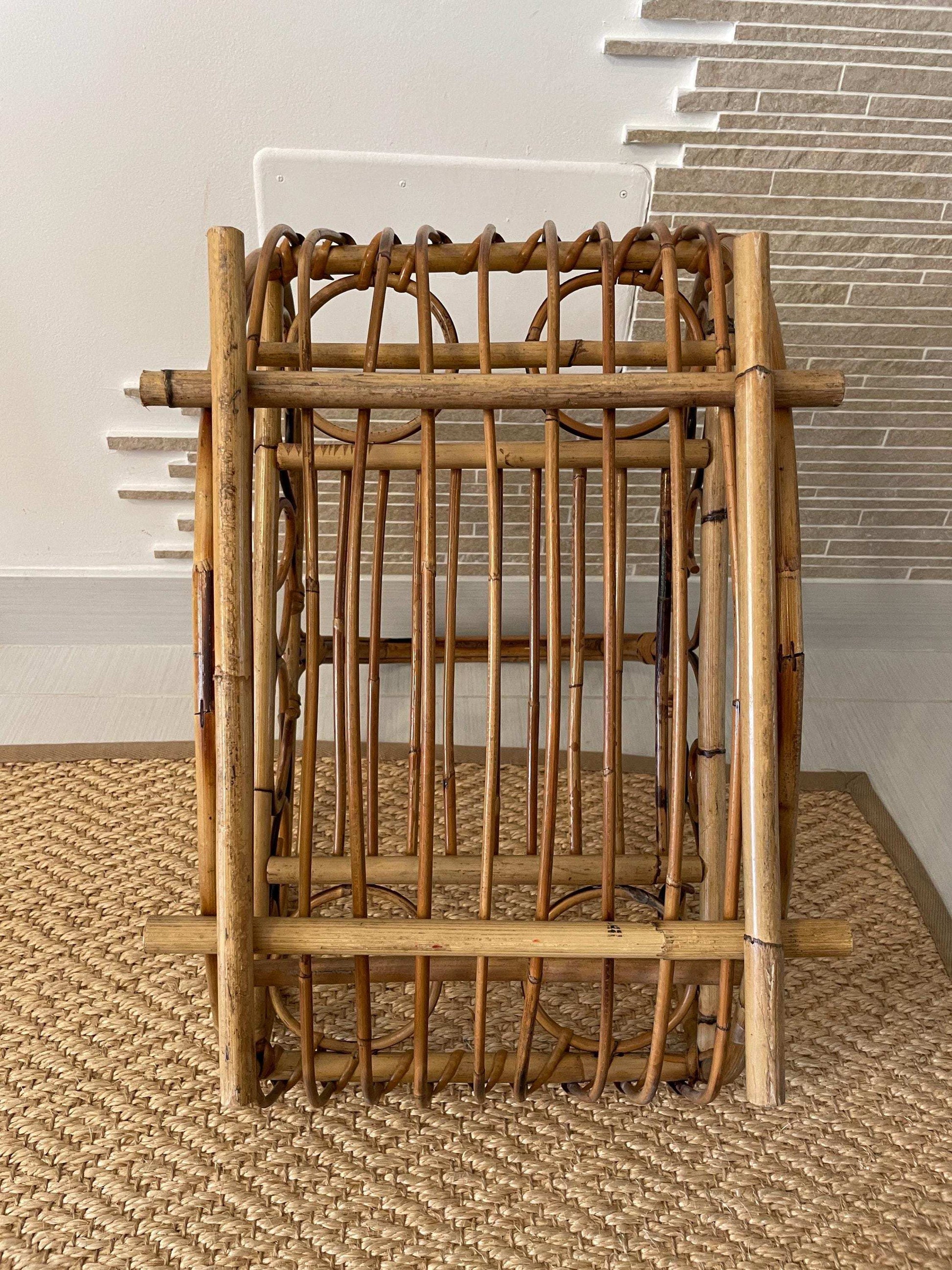 carrello vintage Hollywood regency in rattan intrecciato con doppio scomparto per bottiglie e riviste design mid century naturale e leggero