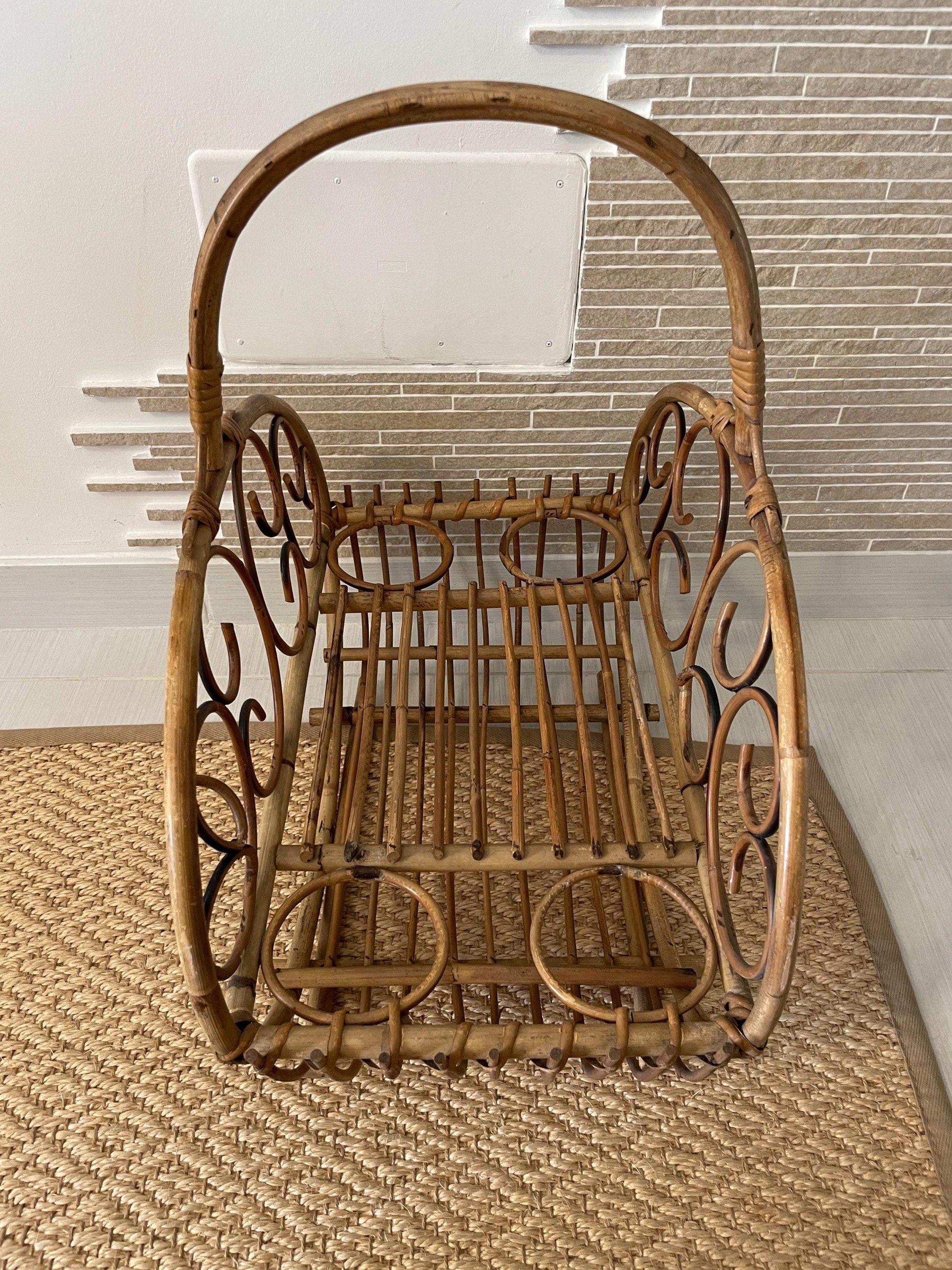 carrello vintage Hollywood regency in rattan intrecciato con porta bottiglie e riviste design naturale ed elegante