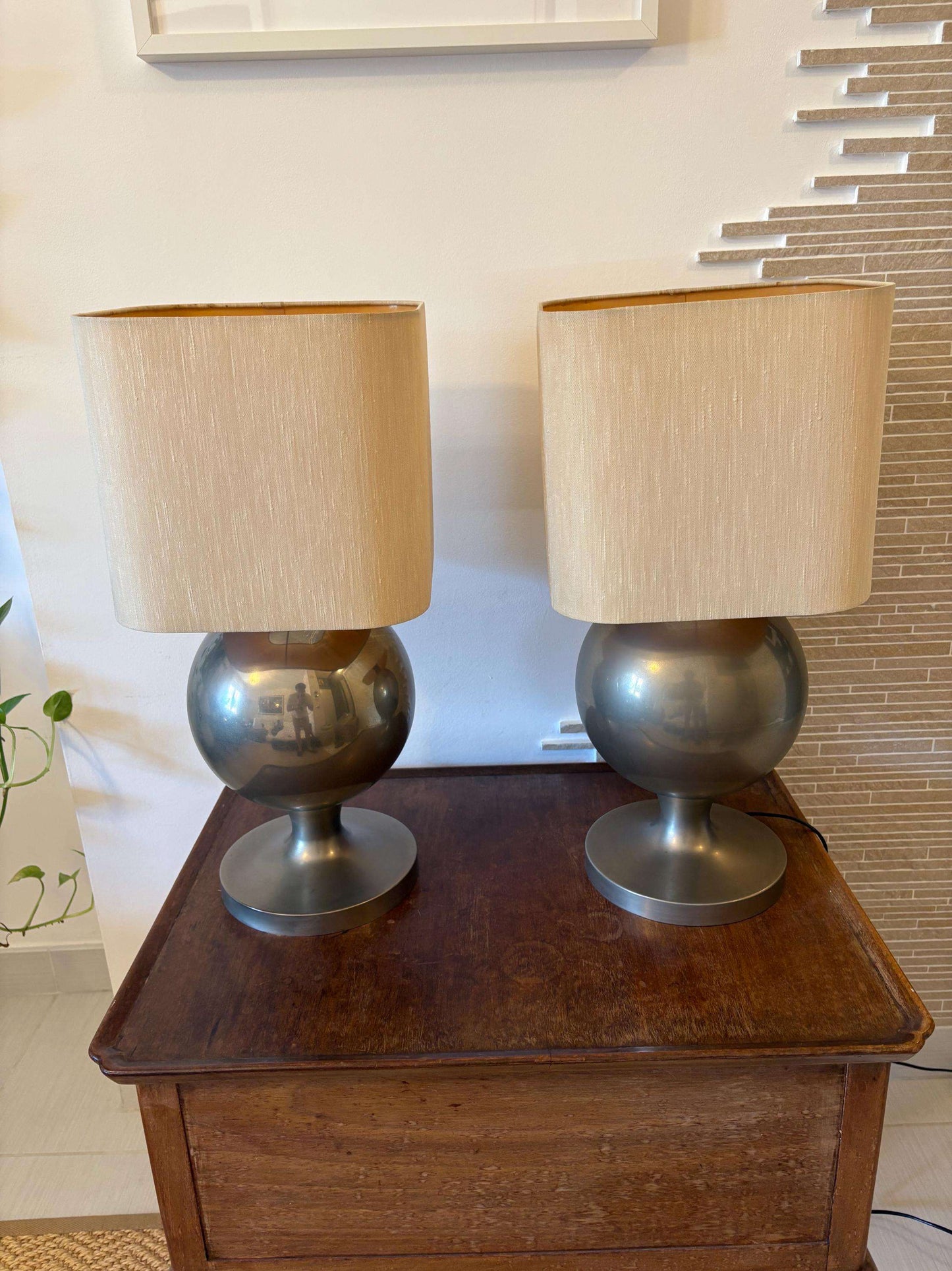 Coppia di lampade da tavolo vintage in stile Space Age con base sferica in ottone e paralume beige, design anni '70 elegante e decorativo.