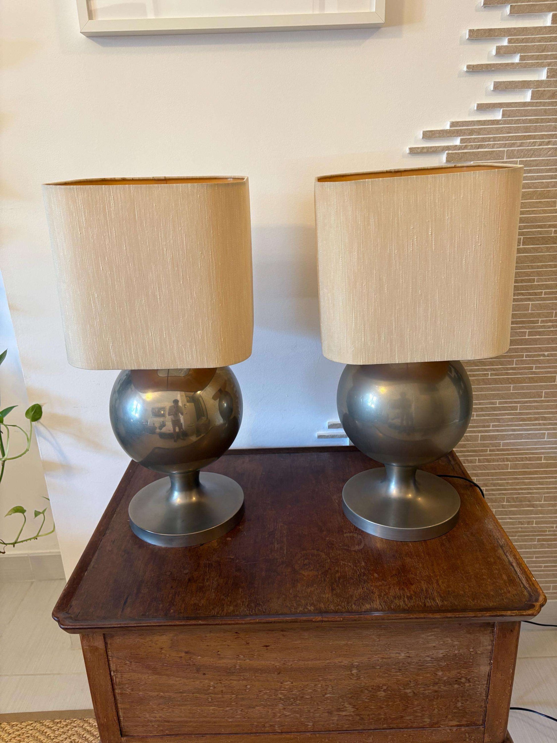 Coppia di lampade da tavolo vintage in stile Space Age con base sferica in ottone e paralume beige, design anni '70 elegante e decorativo.