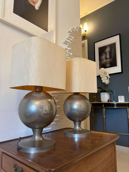 lampade vintage Space Age da tavolo con base sferica in ottone e paralume beige stile Bauhaus e Hollywood Regency